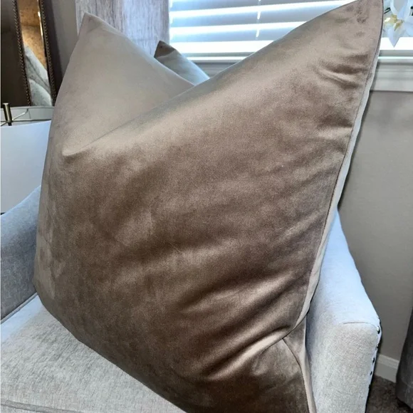 1-NWT TGH TESSITURA VELVET DECORATIVE PILLOWS (Read description for details)